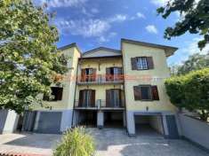 Foto ?? Palazzina indipendente immersa nel verde : 4 appartamenti con box e cantine