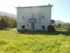 Foto 1855/ROCCADEVANDRO Casa indipendente di mq 300 su tre livelli a Rocca DEvandro con circa 2 ettari di terreno agricolo, nei pressi del campo sportivo.