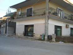 Foto 1873/VAIRANOPATENORA Locale commerciale al centro di Vairano Patenora di mq 130 con parcheggio laterale per 5/6 auto. In ottimo stato, essendo gli spa