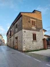 Foto 1904/LATINA Casa indipendente di mq 120 su due livelli nel Comune di Baia e Latina. Al piano terra grosso ambiente, locale deposito e bagno. Al piano