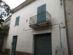Foto 1928/VAIRANOPAT Casa indipendente di mq 200 su due livelli a Vairano Patenora, nei pressi della piazza Libert . Subito abitabile. Al piano terra trovi
