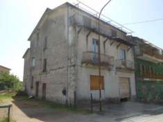 Foto 1940/ROCCAMONFINA In localit  Fontanafredda, nel Parco di Roccamonfina palazzotto da ristrutturare di mq 300 su tre livelli con giardino di mq 700.