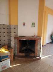 Foto 1985/VAIRANO Appartamento da ristrutturare di mq 80 al secondo piano al centro di Vairano Scalo. Si compone di ingresso/soggiorno/cucina, due camere d