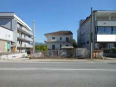 Foto 2015/CAIANELLO Palazzina bifamiliare indipendente di mq 450 su tre livelli a Caianello. Al piano terra rimessa auto, cortile antistante e terreno retr