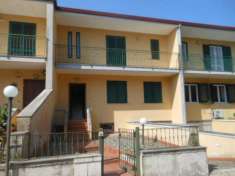 Foto 2033/TAVERNAZARONE Villetta a schiera di mq 200 su tre livelli in parco privato a Taverna Zarone. Al piano seminterrato doppio garage, bagno e cantino