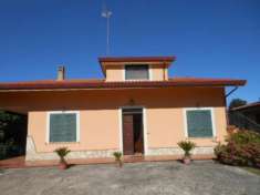 Foto 2038/MARZANO Villa su due livelli di mq 250 con parco circostante recintato di mq 2.000 a Marzano Appio. Al piano terra salone, cucina abitabile, due