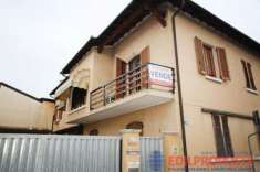Foto 3 LOCALI IN VILLA BIFAMILARE
