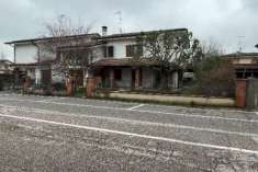 Foto 4 o pi Locali in Vendita, pi di 6 Locali, 241 mq, Pegognaga
