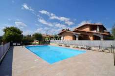 Foto A POCHI PASSI DAL PAESE E DAL LAGO AMPIO TRILOCALE AL PRIMO PIANO CON GARAGE E LAVANDERIA