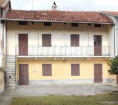 Foto abitazione  da ristrutturare disposta su due livelli: piano terra composto da cucina, ripostiglio, camera e bagno; la scala di collegamento  esterna