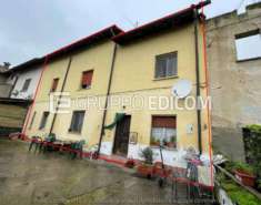 Foto Abitazione di tipo economico di 229 mq  in vendita a Chignolo Po - Rif. 4534282