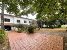 Foto Adiacenze centro commerciale "Le Terrazze": VILLA SINGOLA in discreto stato con AMPISSIMI SPAZI sia interni che esterni. Giardino privato.