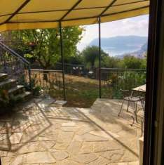 Foto Alassio villa bifamiliare con giardino garage posto auto. Vista mare.