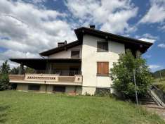 Foto Albareto (PR) / Villa moderna con mansarda, taverna e giardino