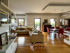 Foto Ampia abitazione al piano rialzato con giardino privato e box auto