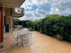 Foto Ampia abitazione al piano rialzato con giardino privato e box auto