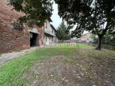 Foto Ampia casa con giardino e rustico