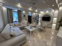 Foto Ampia casa ristrutturata con giardino