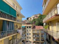 Foto Ampio trilocale con due balconi in zona centrale a Sanremo.