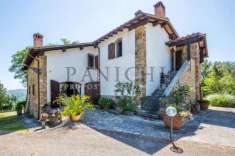 Foto Antico Casale con Piscina, Annessi e Oliveto