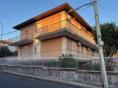 Foto APPARTAMENTO 5 VANI + AREA A PARCHEGGIO