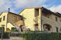 Foto Appartamento di 100 m con 3 locali e box auto in vendita a Cetona