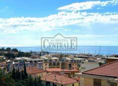 Foto Appartamento di 93 M/2 ristrutturato nuovo con terrazzo frontale, box auto e cantina in posizione centrale a Sanremo