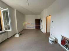 Foto Appartamento di 95 m con 5 locali e box auto in vendita a Castelletto Sopra Ticino