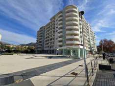 Foto Appartamento in Vendita, 3 Locali, 2 Camere, 70 mq (SALERNO MERC