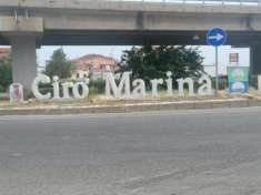 Foto Appartamento in vendita a Ciro' Marina - 6 locali 130mq