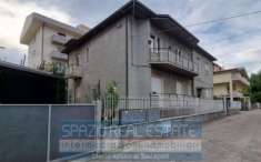 Foto Appartamento in vendita a Pescara - 5 locali 131mq