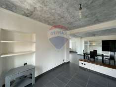 Foto Appartamento in vendita a Saltrio - 3 locali 275mq