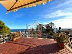 Foto Appartamento molto signorile di 108 M/2 con terrazzo vista mare a Sanremo