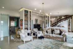 Foto Attico / Mansarda di 258 m con pi di 5 locali e box auto in vendita a Taranto