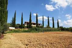 Foto Baschi - Ampio casale (residence) con numerosi appartamenti, ristorante, piscina e 4 ha di terra in vendita a pochi chilometri da Orvieto