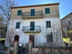 Foto Bellissimo appartamento su due piani in vendita a Sorano, nella frazione di San Giovanni delle Contee. L'immobile, da ristrutturare e arredato,  comp