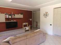 Foto Biandronno - appartamento con giardino privato, posto auto e box