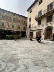 Foto Campiglia marittima nella piazza principale del paese proponiamo storico ristorante in vendita di mq.220 completo di attrezzatura e spazio esterno. Pe