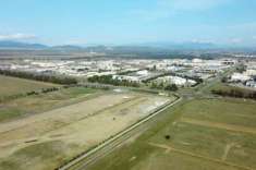 Foto CARRARA, vendesi area industriale della superficie di 10.000,00 mq,  consente la realizzazione di un capannone di 6.000 mq. Ottima posizione, ben acce