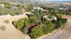 Foto Cartoceto (pu) posizionato su un'altura che domina l'intera vallata del metauro fino alle principali spiagge di fano, non lontano dall'asse viario del