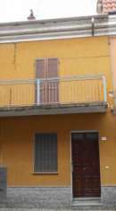 Foto casa a schiera, su 2 livelli, oltre a sottotetto. Al piano terra: ingresso direttamente in sala, la cucina abitabile con un piccolo sottoscala, al pia