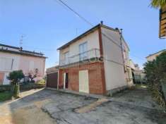 Foto CASA COMPLETAMENTE INDIPENDENTE CON CORTE ESCLUSIVA E INTERESSANTE GARAGE/MAGAZZINO DI 89 MQ