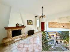 Foto casa con 2 appartamenti e parchetto alberato