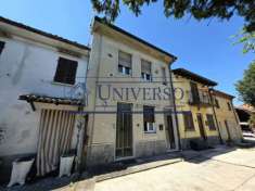 Foto CASA CON DUE APPARTAMENTI DI DUE LOCALI CON DUE BOX E CORTILE