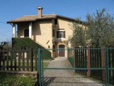 Foto Casa in campagna con ampio giardino ed oliveto