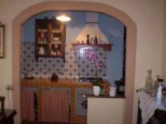 Foto Casa in pietra elegantemente ristrutturata con cotto e travicelli.