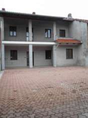 Foto Casa Indipendente a Cigliano

L'immobile  strutturato su due livelli. Al pian terreno ingresso su cucina, soggiorno, ripostiglio e bagno; al primo pi