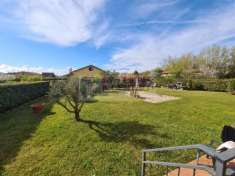 Foto Casa indipendente con giardino
