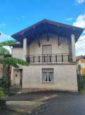 Foto Casa indipendente di 219 m con pi di 5 locali e box auto in vendita a Grondona
