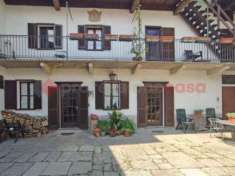 Foto Casa indipendente di 230 m con 5 locali e posto auto in vendita a Paruzzaro